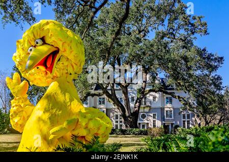 Ein großer Vogel Mardi Gras Dekoration steht in einem Hof auf Government Street, Feb. 19, 2021, in Mobile, Alabama. Stockfoto