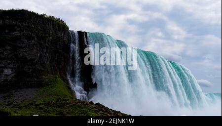 Panorama der Nordamerika Touristenattraktion Niagara Falls On Der US-Kanadische ist ein perfektes Reiseziel für einen Tourismus Bootstour zum Besichtigen des Grundstücks Stockfoto