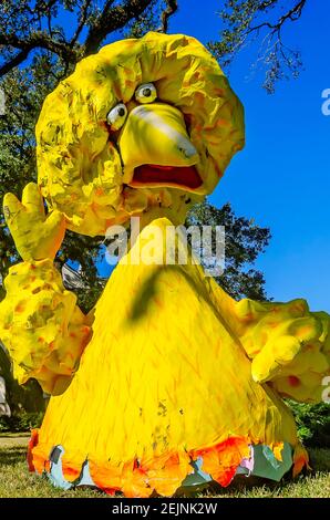 Ein großer Vogel Mardi Gras Dekoration steht in einem Hof auf Government Street, Feb. 19, 2021, in Mobile, Alabama. Stockfoto