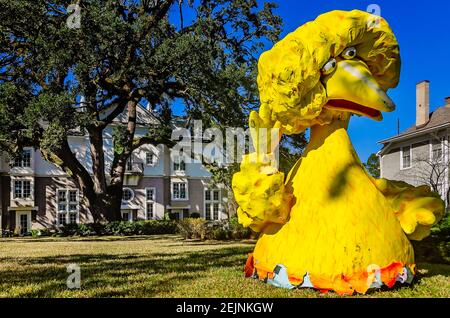 Ein großer Vogel Mardi Gras Dekoration steht in einem Hof auf Government Street, Feb. 19, 2021, in Mobile, Alabama. Stockfoto