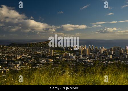 Spektakuläre Waikiki Skyline, Hochhäuser und Meer, Blick vom Aussichtspunkt auf Mount Tantalus im Puu Ualakaa State Park, Oahu, Honolulu, Hawaii, USA Stockfoto