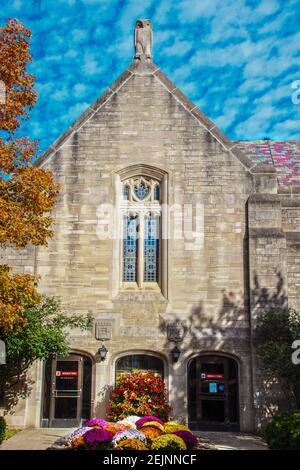 2019 10 19-Bloomington USA Indiana Memorial Union mit Eule auf und Buchhandlung und Eule auf dem Campus der Indiana University in der Herbst mit ziemlich Trübung Stockfoto