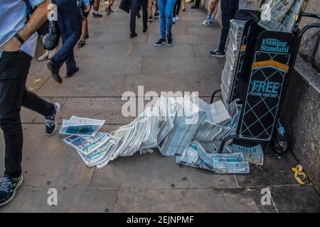 2019 07 24 London UK - EIN Kiosk für den Londoner Abend Standard auf dem Bürgersteig in der Nähe der London Bridge mit allen Zeitungen Trinkgeld gab es am Tag, an dem Boris eingeschworen hat Stockfoto