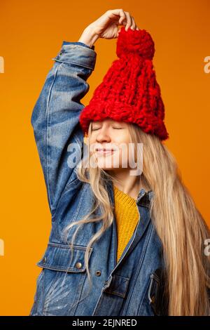 Trendige weibliche Teenager in rot gestrickt Hut Stockfoto