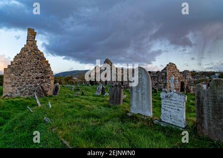 Ballycastle, Nordirland. 29th. April 2016. Das Bonamargy Friary ist ein kleines, ruiniertes irisches Kloster am Eingang zum Ballycastle. Stockfoto