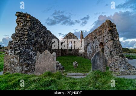 Ballycastle, Nordirland. 29th. April 2016. Das Bonamargy Friary ist ein kleines, ruiniertes irisches Kloster am Eingang zum Ballycastle. Stockfoto