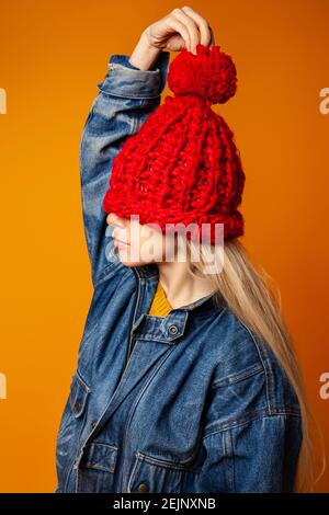 Trendige weibliche Teenager in rot gestrickt Hut Stockfoto