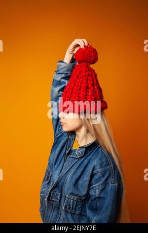 Trendige weibliche Teenager in rot gestrickt Hut Stockfoto