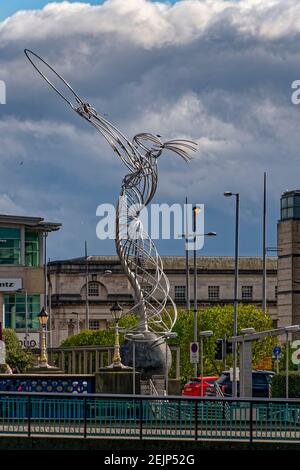 Belfast, Nordirland. 30th. April 2016. Harmony-Statue des schottischen Künstlers Andy Scott auf dem Thanksgiving Square in Belfast. Stockfoto