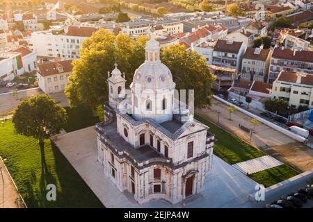 Luftaufnahme der historischen Gedächtniskirche aus dem 18th. Jahrhundert (Portugiesisch: Igreja da Memoria ) bei Sonnenaufgang in Lissabon, Portugal. Stockfoto