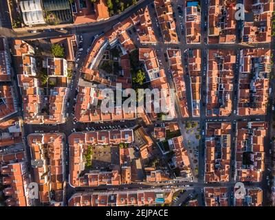 Luftaufnahme von oben nach unten der traditionellen Wohngegend bei Sonnenaufgang im Belem Viertel von Lissabon, Portugal. Stockfoto