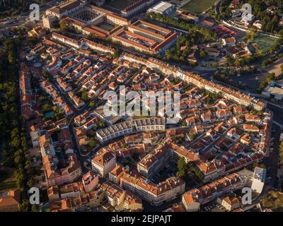 Luftaufnahme des traditionellen Wohnviertels bei Sonnenaufgang im Belem-Viertel von Lissabon, Portugal. Stockfoto