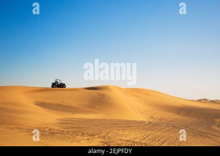 Blick auf Reiten Buggy Quad Bike in Wüste Düne Al Wir in der Nähe von Dubai Stockfoto