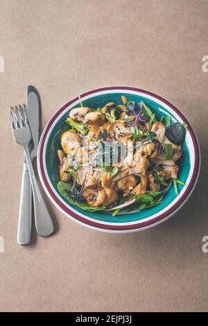 Hähnchensatay-Salat auf Papier-Hintergrund Stockfoto