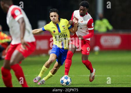 UTRECHT, NIEDERLANDE - FEBRUAR 22: Ragnar Oratmangoen vom SC Cambuur und Albert Lottin vom Jong FC Utrecht während des Keukenkampioen Divisie-Spiels dazwischen Stockfoto