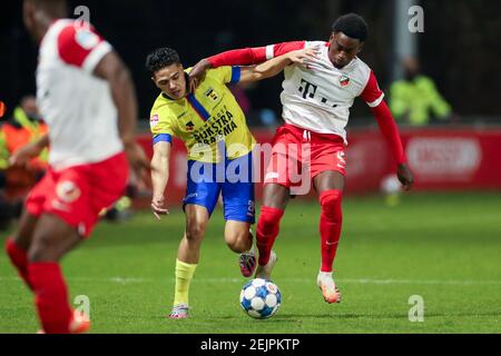 UTRECHT, NIEDERLANDE - FEBRUAR 22: Ragnar Oratmangoen vom SC Cambuur und Albert Lottin vom Jong FC Utrecht während des Keukenkampioen Divisie-Spiels dazwischen Stockfoto