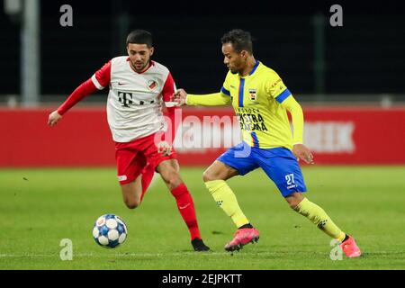 UTRECHT, NIEDERLANDE - FEBRUAR 22: Mohamed Mallahi vom FC Jong Utrecht und Jarchinio Antonia vom SC Cambuur während der Keukenkampioen Divisie-Matchwette Stockfoto