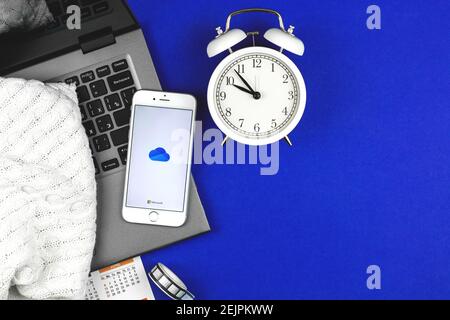 Kharkov, Ukraine - 22. Februar 2021: Microsoft OneDrive Application Icon auf dem Apple iPhone Bildschirm, Cloud-Speicher kreatives Konzept, flach lay Hintergrund Stockfoto
