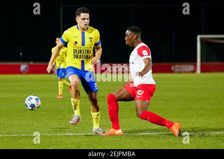 UTRECHT, NIEDERLANDE - FEBRUAR 22: Ragnar Oratmangoen vom SC Cambuur und Sylian Mokono vom Jong FC Utrecht während des Keukenkampioen Divisie-Spiels zwischen den beiden Stockfoto