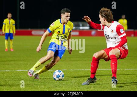 UTRECHT, NIEDERLANDE - FEBRUAR 22: Ragnar Oratmangoen vom SC Cambuur und Giovanni Troupee vom Jong FC Utrecht während des Keukenkampioen Divisie-Spiels b Stockfoto