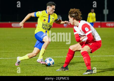 UTRECHT, NIEDERLANDE - FEBRUAR 22: Ragnar Oratmangoen vom SC Cambuur und Giovanni Troupee vom Jong FC Utrecht während des Keukenkampioen Divisie-Spiels b Stockfoto