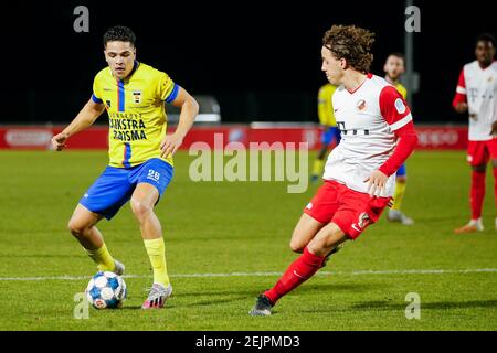 UTRECHT, NIEDERLANDE - FEBRUAR 22: Ragnar Oratmangoen vom SC Cambuur und Giovanni Troupee vom Jong FC Utrecht während des Keukenkampioen Divisie-Spiels b Stockfoto