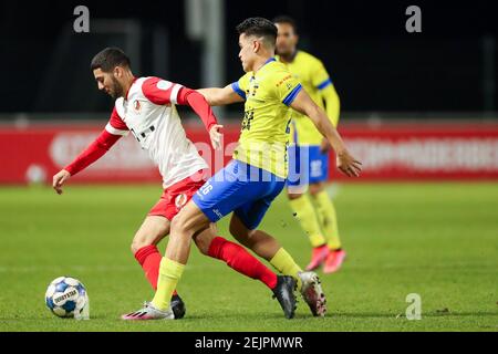 UTRECHT, NIEDERLANDE - FEBRUAR 22: Mohamed Mallahi vom FC Jong Utrecht und Ragnar Oratmangoen vom SC Cambuur während des Keukenkampioen Divisie-Spiels Be Stockfoto