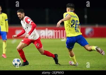 UTRECHT, NIEDERLANDE - FEBRUAR 22: Mohamed Mallahi vom FC Jong Utrecht und Ragnar Oratmangoen vom SC Cambuur während des Keukenkampioen Divisie-Spiels Be Stockfoto