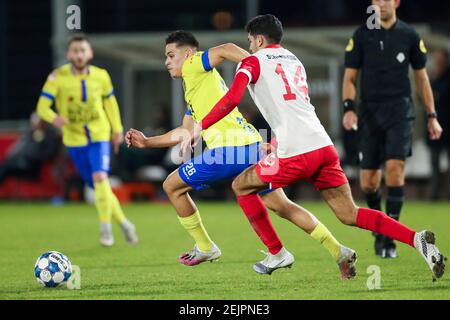 UTRECHT, NIEDERLANDE - FEBRUAR 22: Ragnar Oratmangoen vom SC Cambuur und Reda Akmum vom Jong FC Utrecht während des Keukenkampioen Divisie-Spiels Stockfoto