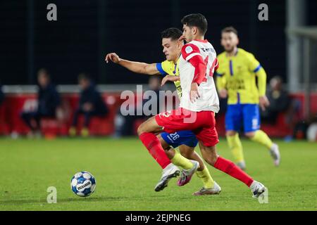 UTRECHT, NIEDERLANDE - FEBRUAR 22: Ragnar Oratmangoen vom SC Cambuur und Reda Akmum vom Jong FC Utrecht während des Keukenkampioen Divisie-Spiels Stockfoto