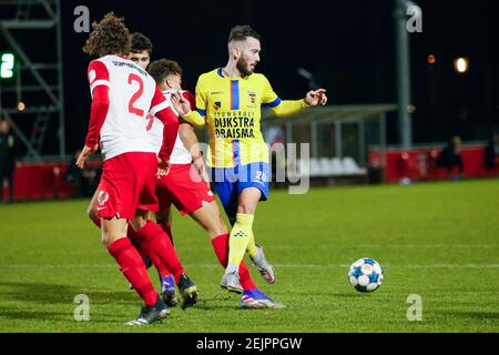 UTRECHT, NIEDERLANDE - FEBRUAR 22: Giovanni Troupee vom FC Jong Utrecht und Robin Maulun vom SC Cambuur während des Keukenkampioen Divisie-Spiels Stockfoto