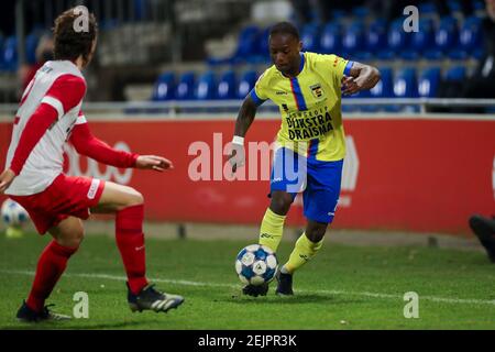 UTRECHT, NIEDERLANDE - FEBRUAR 22: Giovanni Troupee vom FC Jong Utrecht und Issa Kallon vom SC Cambuur während des Keukenkampioen Divisie-Spiels Stockfoto