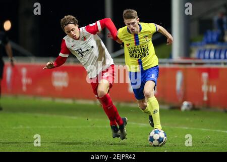 UTRECHT, NIEDERLANDE - FEBRUAR 22: Giovanni Troupee vom FC Jong Utrecht und Mees Hedenemakers vom SC Cambuur während der Keukenkampioen Divisie-Matchwette Stockfoto