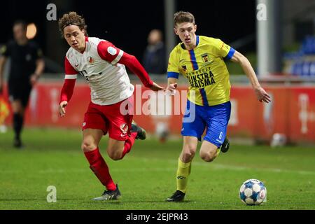 UTRECHT, NIEDERLANDE - FEBRUAR 22: Giovanni Troupee vom FC Jong Utrecht und Mees Hedenemakers vom SC Cambuur während der Keukenkampioen Divisie-Matchwette Stockfoto