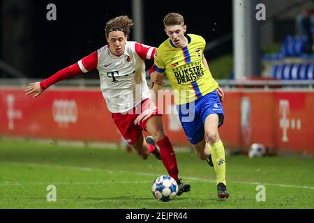 UTRECHT, NIEDERLANDE - FEBRUAR 22: Giovanni Troupee vom FC Jong Utrecht und Mees Hedenemakers vom SC Cambuur während der Keukenkampioen Divisie-Matchwette Stockfoto