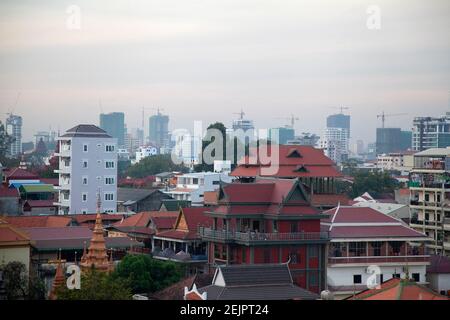 Die Skyline und Dächer von Phnom Penh Kambodscha Stockfoto