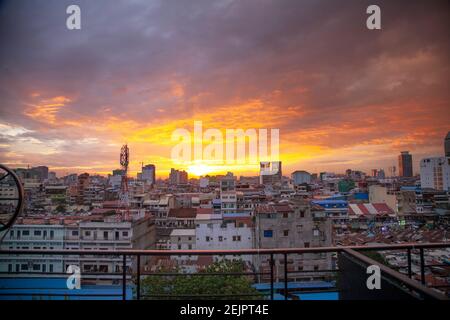 Sonnenuntergang am Horizont der dicht besiedelten Hauptstadt Von Kambodscha Phnom Penh Stockfoto