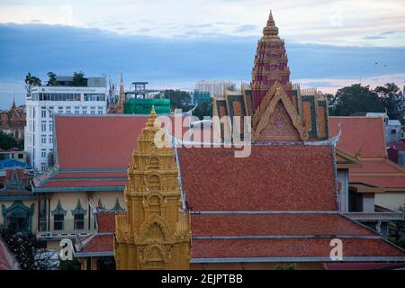 Die Skyline und Dächer von Phnom Penh Kambodscha Stockfoto