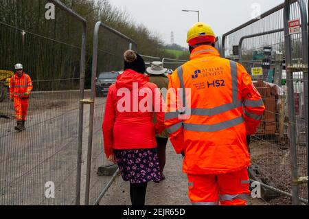 Amersham, Buckinghamshire, Großbritannien. 22nd. Februar 2021. HS2 Ltd baut in Amersham einen Ventilationsschacht für die High Speed Rail Verbindung von London nach Birmingham. Der Wanderweg Whielden Lane wurde durch das Gelände eingezäunt. Heute Morgen folgte ein HS2-köpfiger Sicherheitsbeamter einem Pressemitglied auf dem öffentlichen Weg und filmte es und ignorierte die soziale Distanzierung. Quelle: Maureen McLean/Alamy Stockfoto