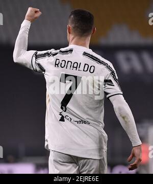 Turin, Italien. Februar 2021, 22nd. Cristiano Ronaldo des FC Juventus feiert während einer Serie EIN Fußballspiel zwischen FC Juventus und Crotone in Turin, Italien, am 22. Februar 2021. Quelle: Federico Tardito/Xinhua/Alamy Live News Stockfoto