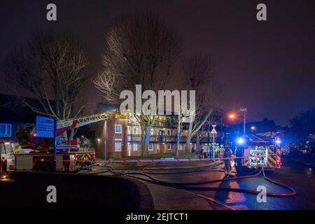 22nd. Februar 2021 : viele Londoner Feuerwehren und Hilfskraftwagen und Mitarbeiter werden in die Wohnungen in 45 Fielding Street, Walworth, Southwark gerufen, um ein Feuer zu löschen. Niemand wurde geglaubt, um ernsthaft verletzt zu werden. Stockfoto