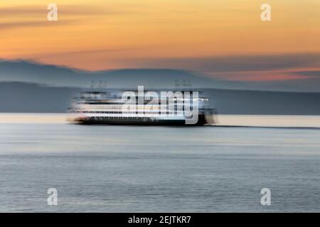WA20097-00..... WASHINGTON - Abstract der Edmonds Kingston Fähre über den Puget Sound. Von der Edmonds Waterfront aus gesehen. Stockfoto