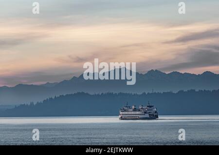 WA20098-00..... WASHINGTON - die Edmonds Kingston Fähre über den Puget Sound. Von der Edmonds Waterfront aus gesehen. Stockfoto
