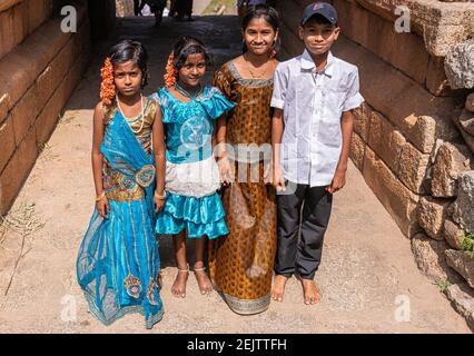 Chitradurga, Karnataka, Indien - 10. November 2013: Fort oder Elusuttina Kote. Nahaufnahme von 4 schön und bunt gekleideten lächelnden Kindern, 3 Mädchen und Stockfoto