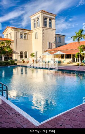 Der Außenpool und das Hauptgebäude des ehemaligen Surf Clubs in Surfside, Miami Beach, Florida, sind jetzt Teil des Four Seasons Hotels. Stockfoto