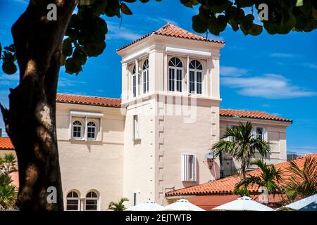 Das Hauptgebäude des ehemaligen Surf Clubs in Surfside, Miami Beach, Florida, ist jetzt Teil des Four Seasons Hotels. Stockfoto