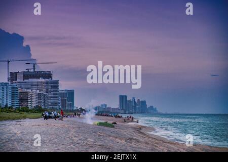 Die Atlantikküste in der Abenddämmerung am 4. Juli in Surfside, Miami Beach, Florida. Stockfoto