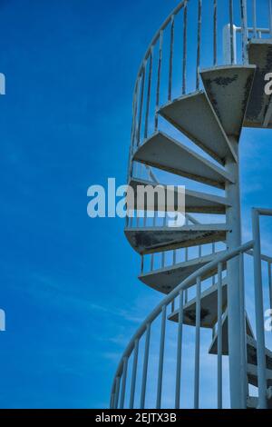 Die Wendeltreppe gegen den frühen Abendhimmel im ehemaligen Surf Club in Surfside, Miami Beach, Florida, jetzt Teil des Four Seasons Hotels Stockfoto