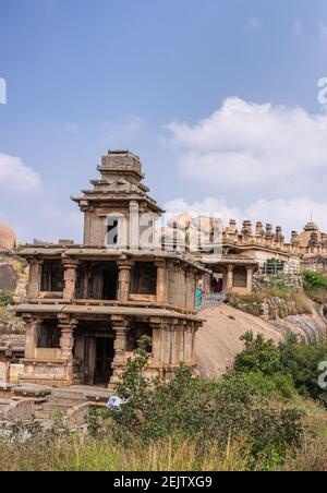 Chitradurga, Karnataka, Indien - 10. November 2013: Fort oder Elusuttina Kote. Porträt des Hidambeswara-Tempels ruinöse Gebäude unter blauer Wolkenlandschaft wi Stockfoto