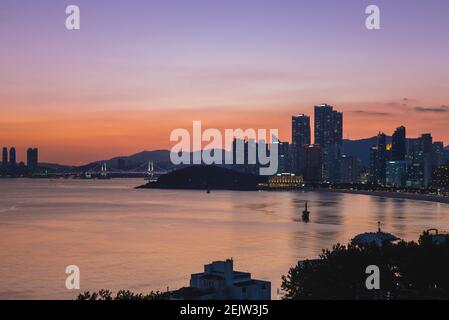 gwangan Brücke und Skyline von haeundae in busan, Südkorea Stockfoto